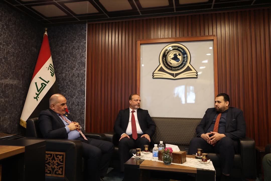 مدير عام معهد التطوير النيابي يبحث مع ممثل المجلس التاسيسي لنقابة المبرمجين العراقيين اليات التعاون المشترك..