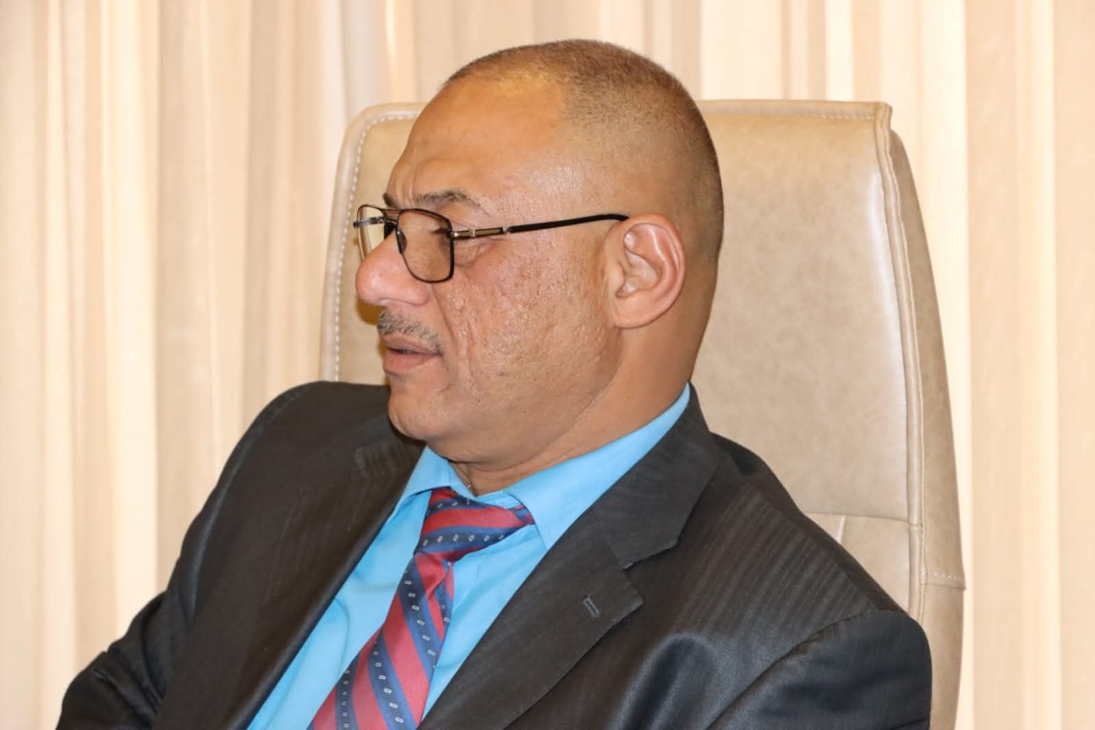 حسين بارود  :  اعتز بالعلم الإيراني  وارفعه ، وكلي فخر واعتزاز بهذا العلم الذي  لطالما دافع عن المسلمين