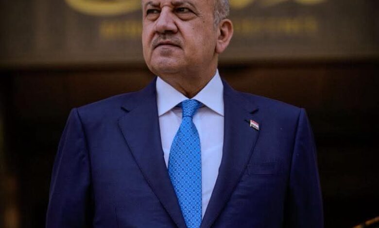 وزير الدفاع ثابت العباسي يستعرض الخطط والنشاطات المنجزة