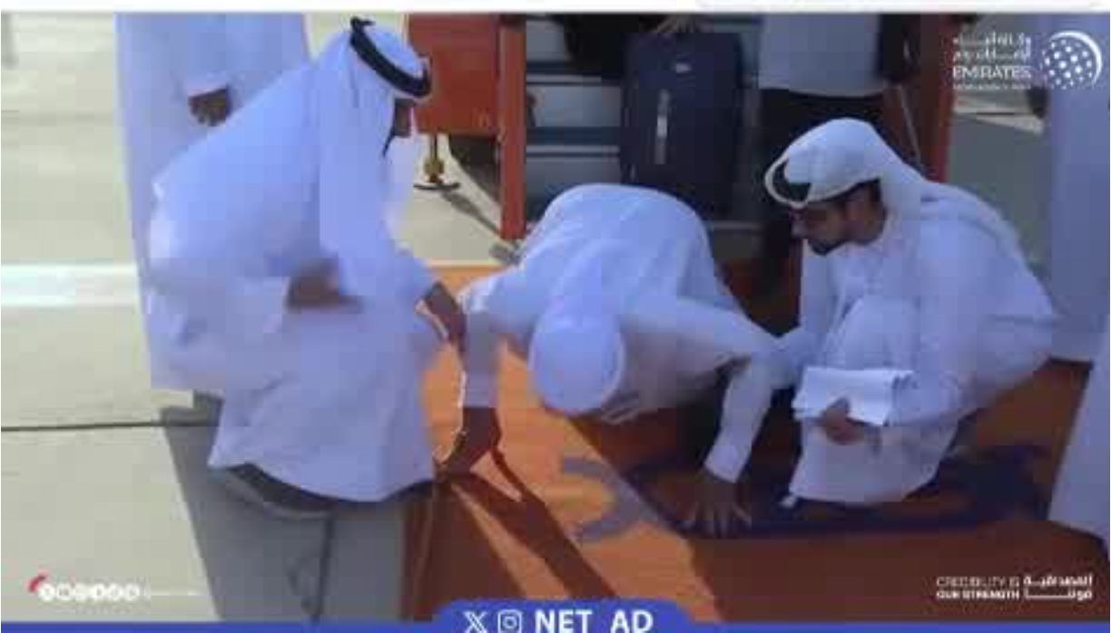 تراب البلاد أغلا وأثمن .. مواطن إماراتي يقبل أرض بلاده و يسجد شكرا لله بعد عودة سالما..