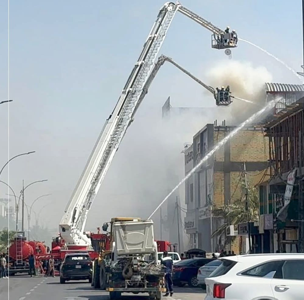 إندلاع حريق في مجمع لبيع الملابس وسط النجف و الدفاع المدني يسيطر على الموقف