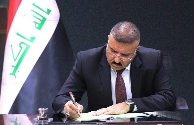 وزير الداخلية فريقا امنيا ينجح بالقبض على متهم سرق 500 مليون عراقي