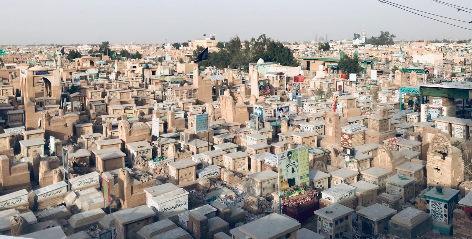 محافظ النجف يؤكد على تنظيم مقبرة وادي السلام