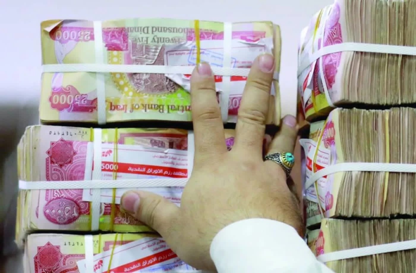 مصادر محلية  : المالية  تطلق رواتب موظفي إقليم كردستان...