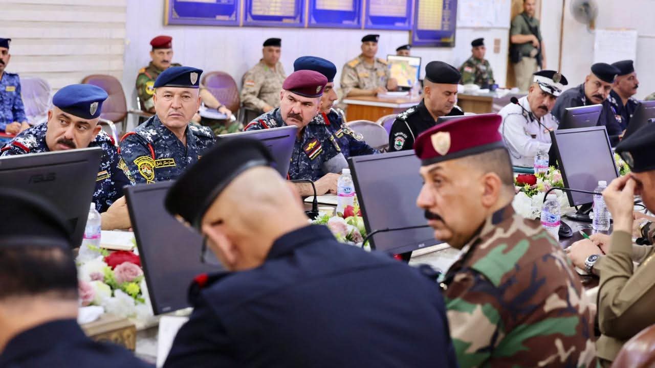 وزير الداخلية يعقد اجتماعًا موسعًا ويوجه العمل بهمة عالية والابتعاد عن اي قطوعات في الشوارع