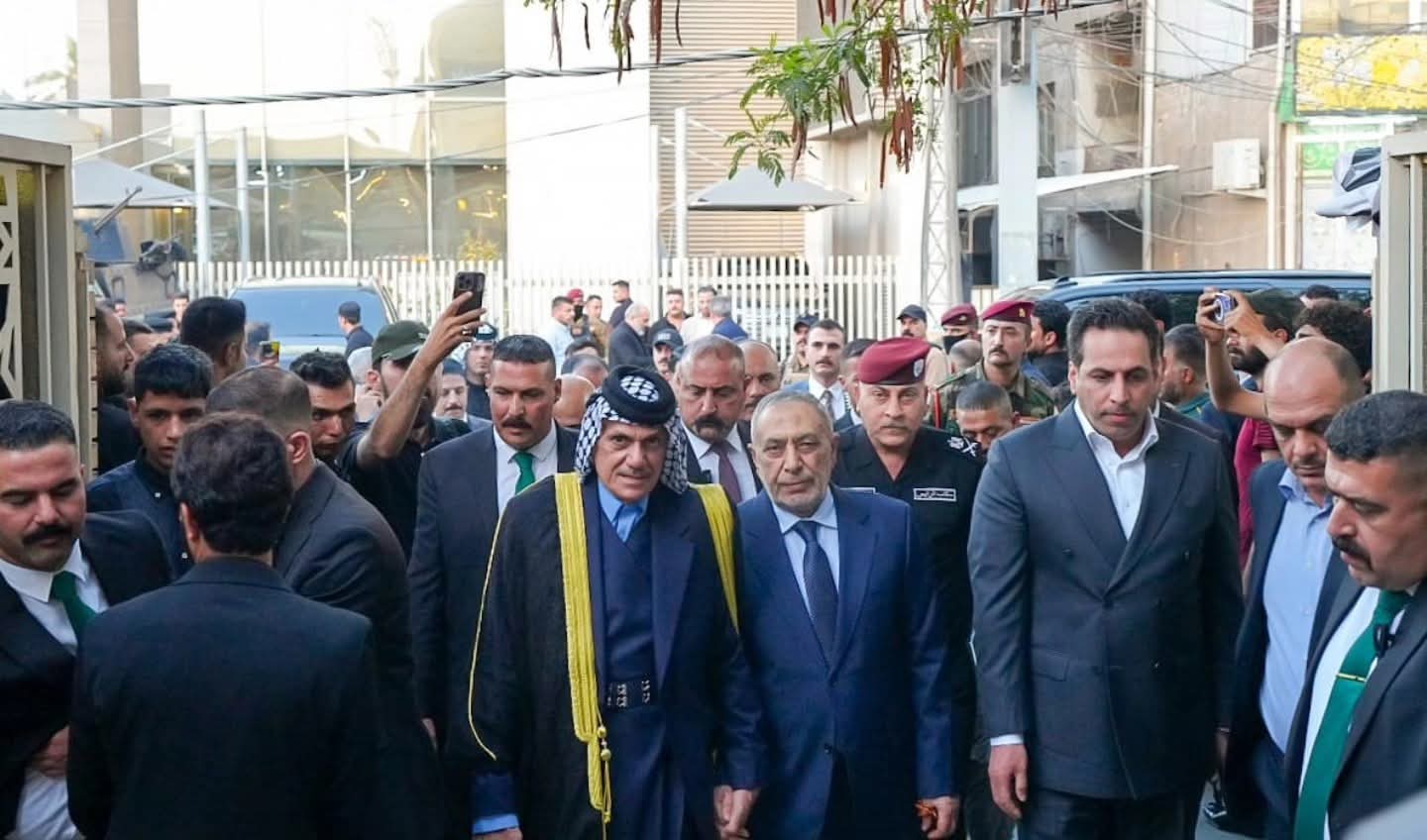 السيد رئيس مجلس النوّاب الدكتور محمود المشهدانيّ برفقة رئيس لجنة النزاهة النيابيّة الأستاذ زياد الجنابيّ يُقدّم واجب العزاء إلى النائب كريم المحمداويّ