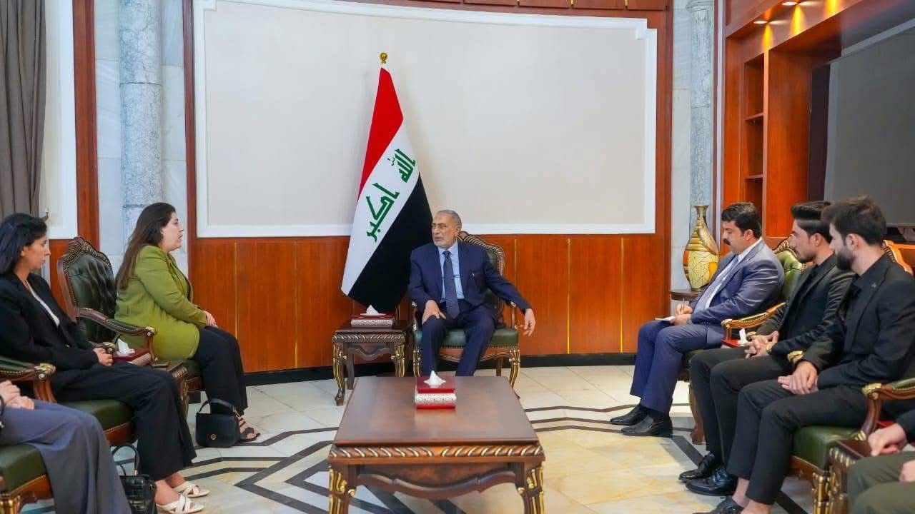 العمل ورئاسة البرلمان يبحثان سبل دعم الناجيات في التشريعات القانونية