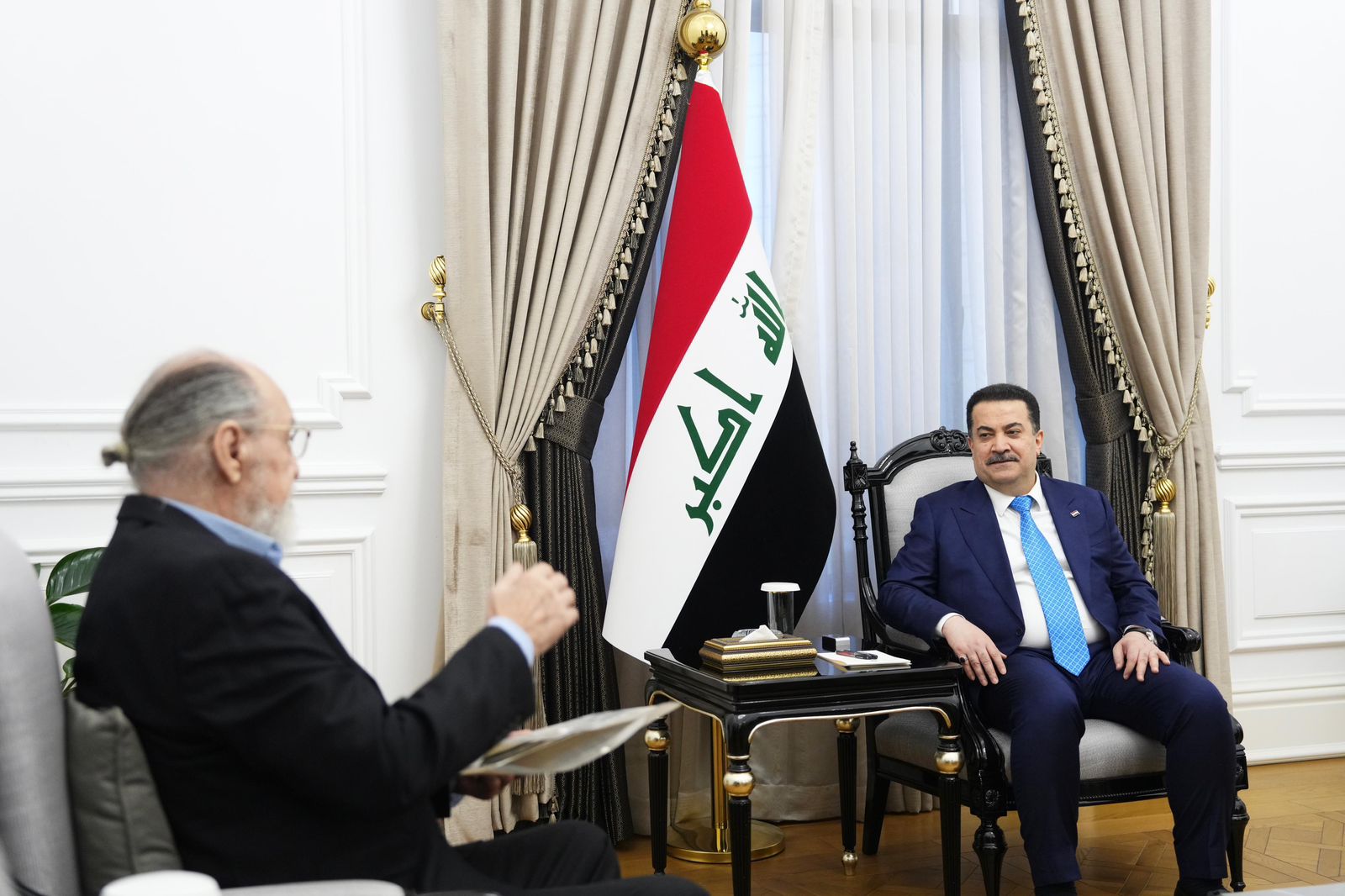 رئيس مجلس الوزراء  يستقبل النحات نداء كاظم