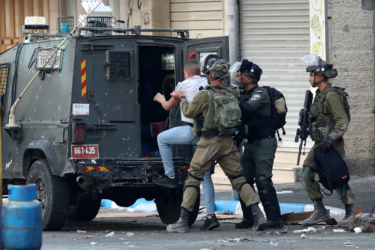 قوات الاحتلال الصهيوني تعتقل مجددا 16 فلسطينيا..