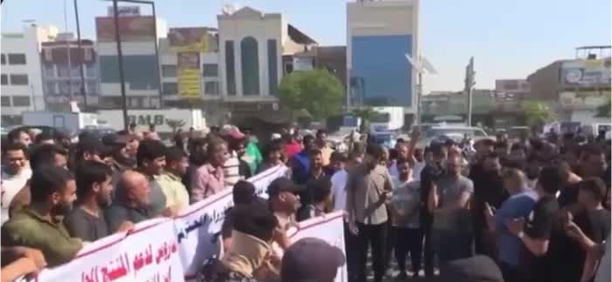 تجار ومستوردون يتظاهرون احتجاجًا على منع استيراد الدجاج والمقطعات :