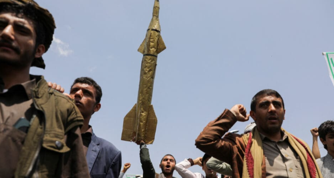 الحوثيون يستهدفون مناطق مهمة إسرائيل بصاروخ باليستي ومسيرتين..