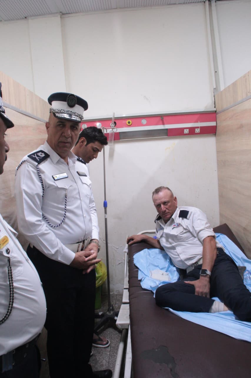 البصرة : سائق أحد النواب يصيب رجل مرور بإطلاقةنارية بعد إيقافة لعدم وجود لوحة تسجيل بالسيارة..