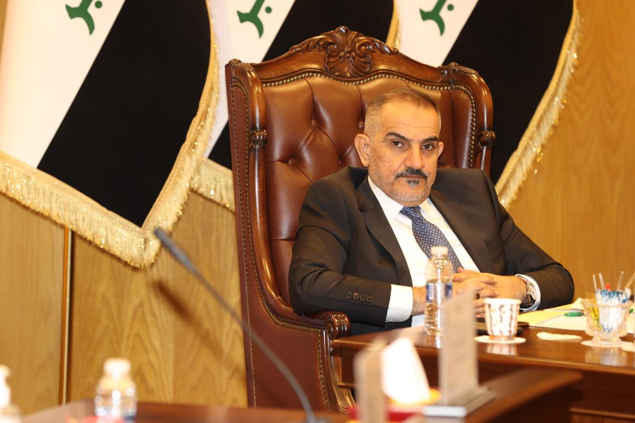 الكاريزما الإعلامية وصناعة الرأي العام: من التأثير العاطفي إلى الهيمنة الإدراكية