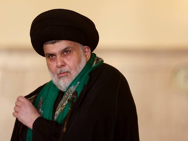 مقتدى الصدر يطلع على بعض النشاطات و يعلق عليها