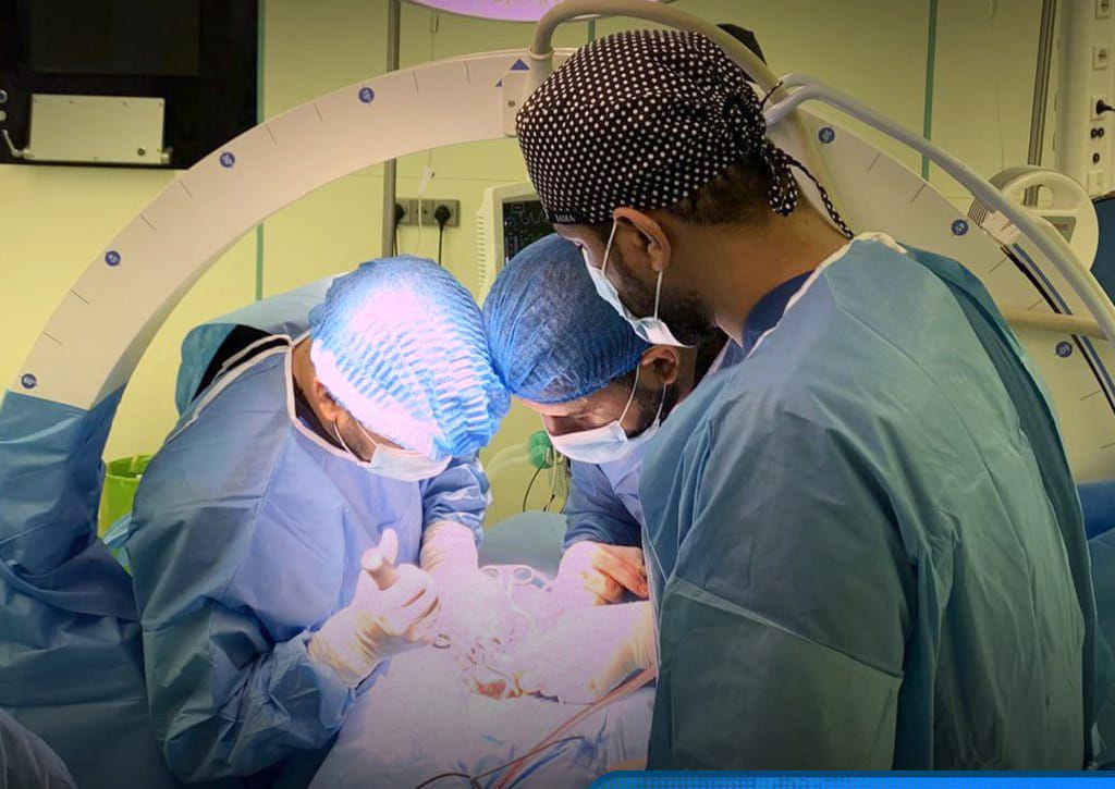 إنقاذ مريض بعمر 100 عام من مضاعفات مرضية في مستشفى النجف التعليمي.
