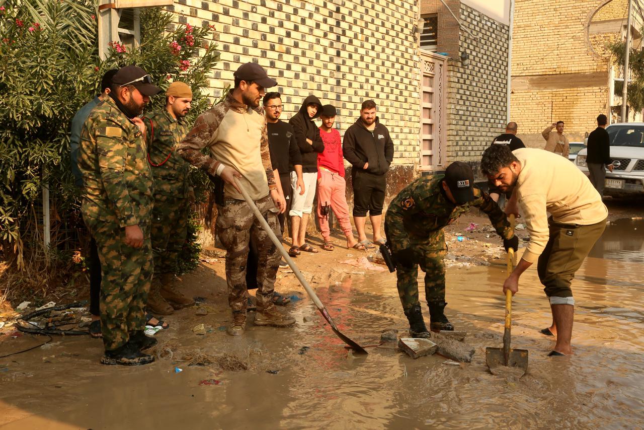 النجف : الجهد الخدمي لفرقة الإمام علي ينفذ حملة كبرى لسحب مياه الأمطار من حي النداء