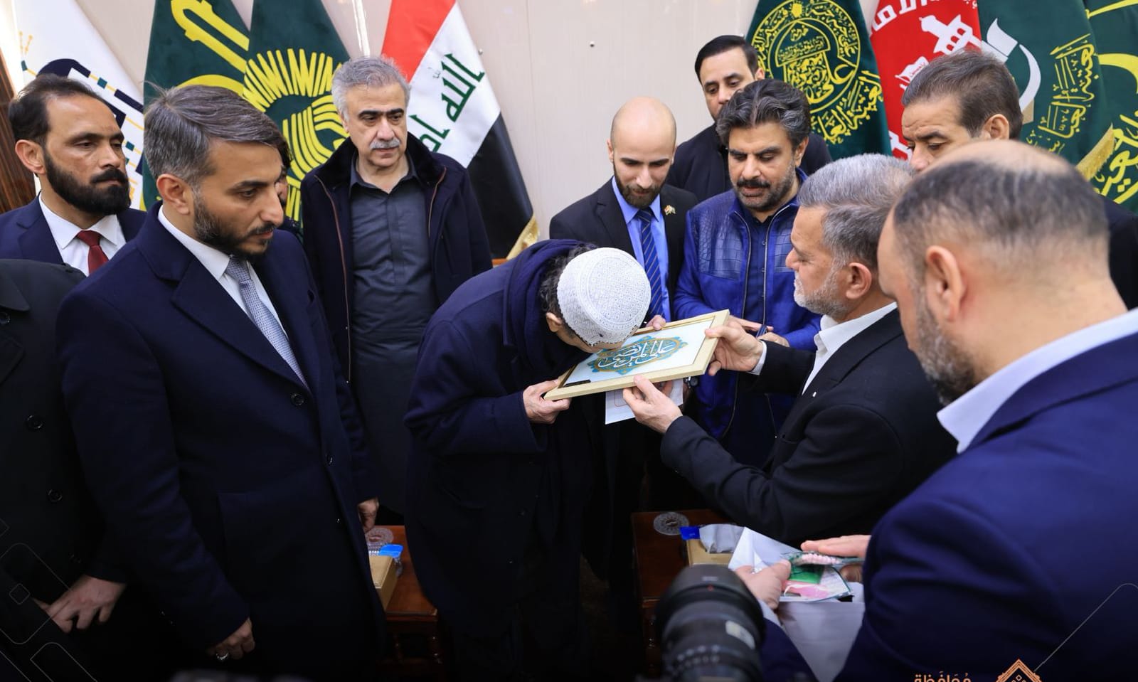 الرئيس لباكستان و محافظ النجف يتشرفان بزيارة مرقد الإمام علي و مسجد الكوفة