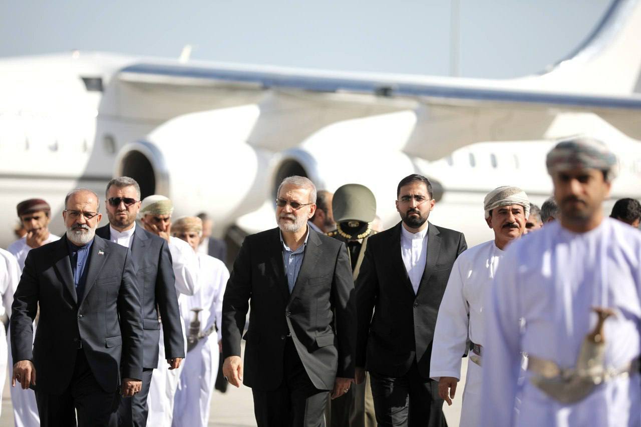 لاريجاني من مسقط يحذّر واشنطن: لا تدعوا نتنياهو يرسم لكم مسار المفاوضات النووية..