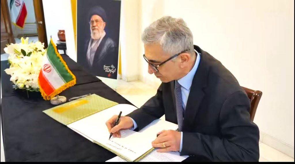 سفير العراق في بكين يقدّم تعازيه لإيران باستشهاد المرشد الأعلى السيد علي خامنئي..