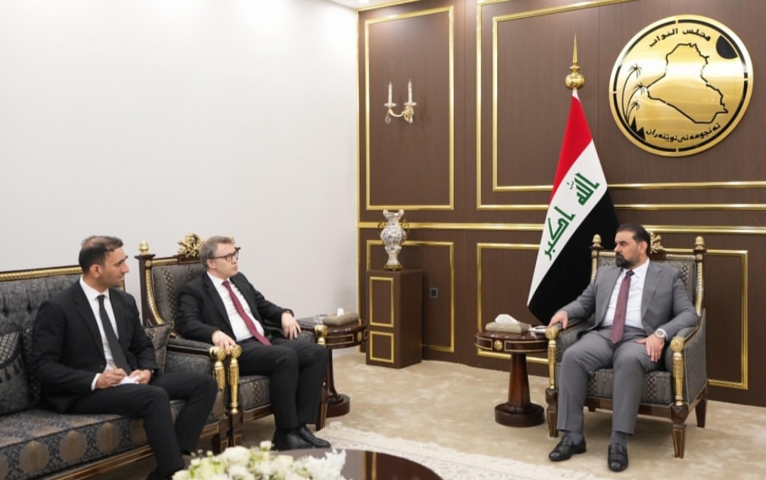 الحلبوسي يؤكد أهمية الحوار والجهود الدبلوماسية لتسوية الأزمات الإقليمية
