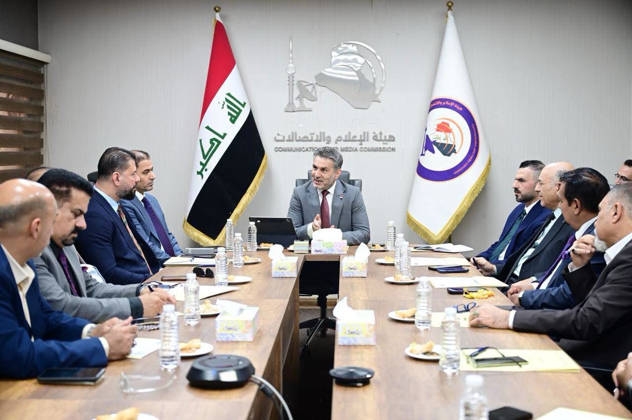 رئيس الجهاز التنفيذي لهيأة الإعلام والاتصالات يستقبل عدداً من المحللين السياسيين لتعزيز التنسيق الإعلامي الوطني.