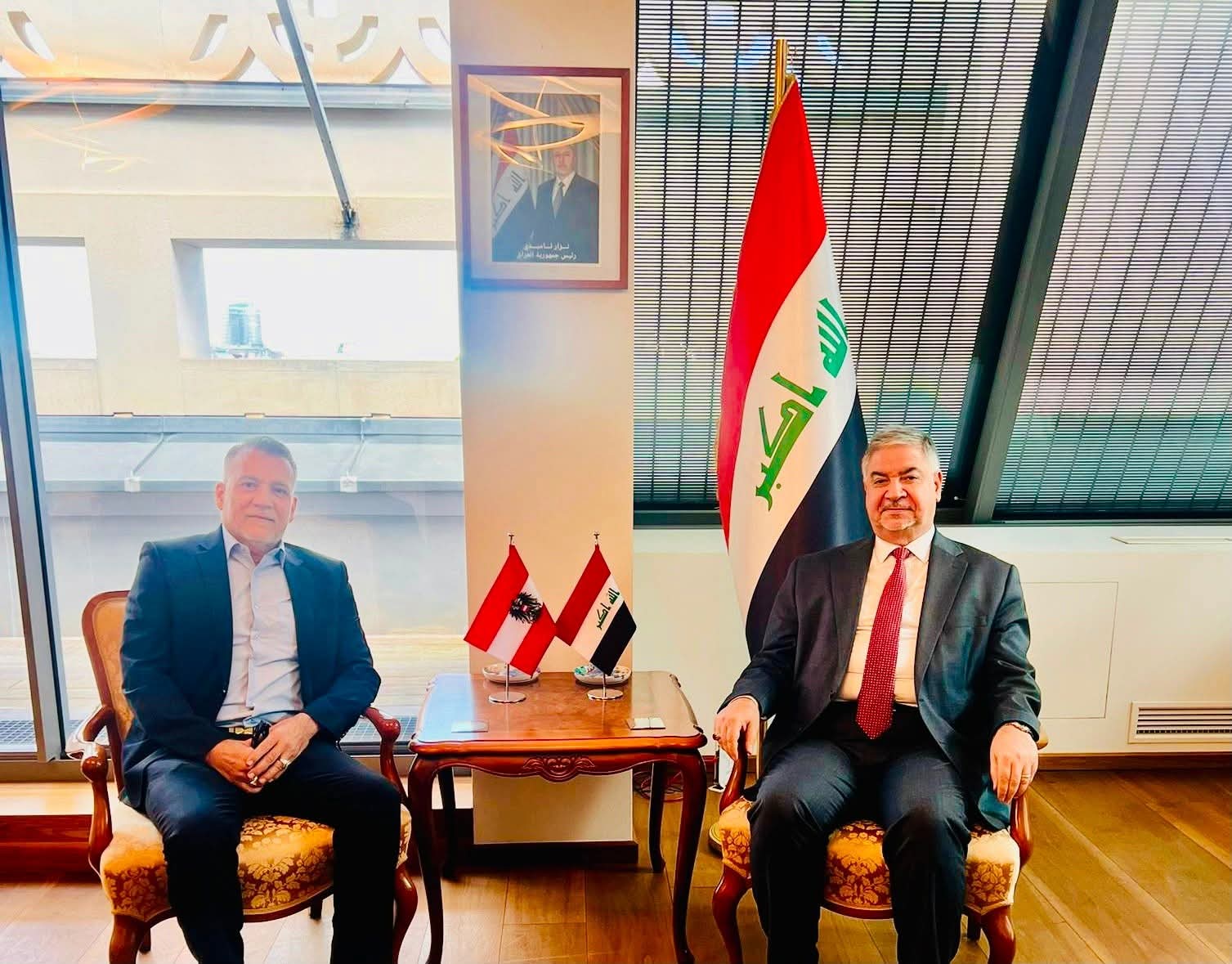 السفير الدكتور هشام العلوي يلتقي احد الشخصيات الفاعلة في الجالية العراقية في النمسا.