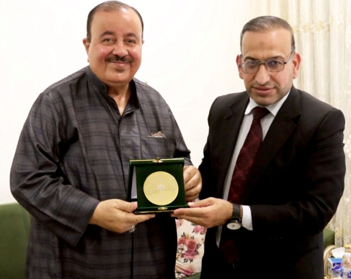 رئيس جامعة الكوفة يزور الصحفي الرائد سعدون الجابري في مسكنة و يكرمة .. و يثمّن مسيرته المهنية
