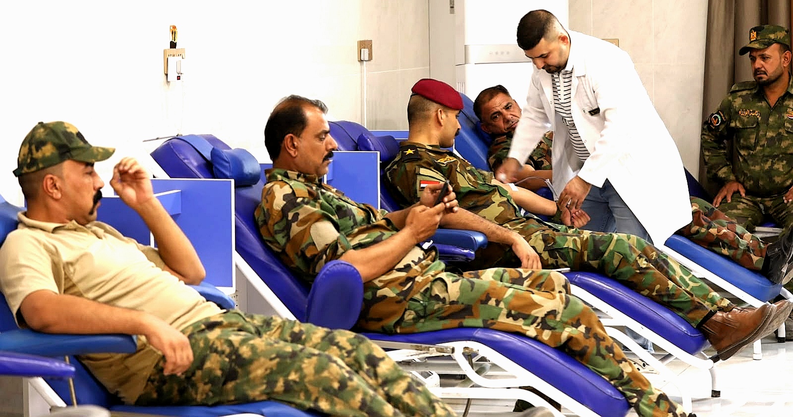 النجف : دعماً للمخزون الوطني و الدوائر الصحية..مقاتلي الحشد الشعبي يتبرعون بالدم